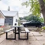 Entire Bachelor Unit En-Suite Uptown Waterloo - E4