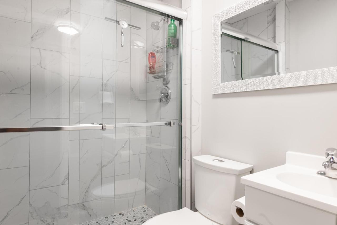 Entire Bachelor Unit En-suite Uptown - E5 * Waterloo