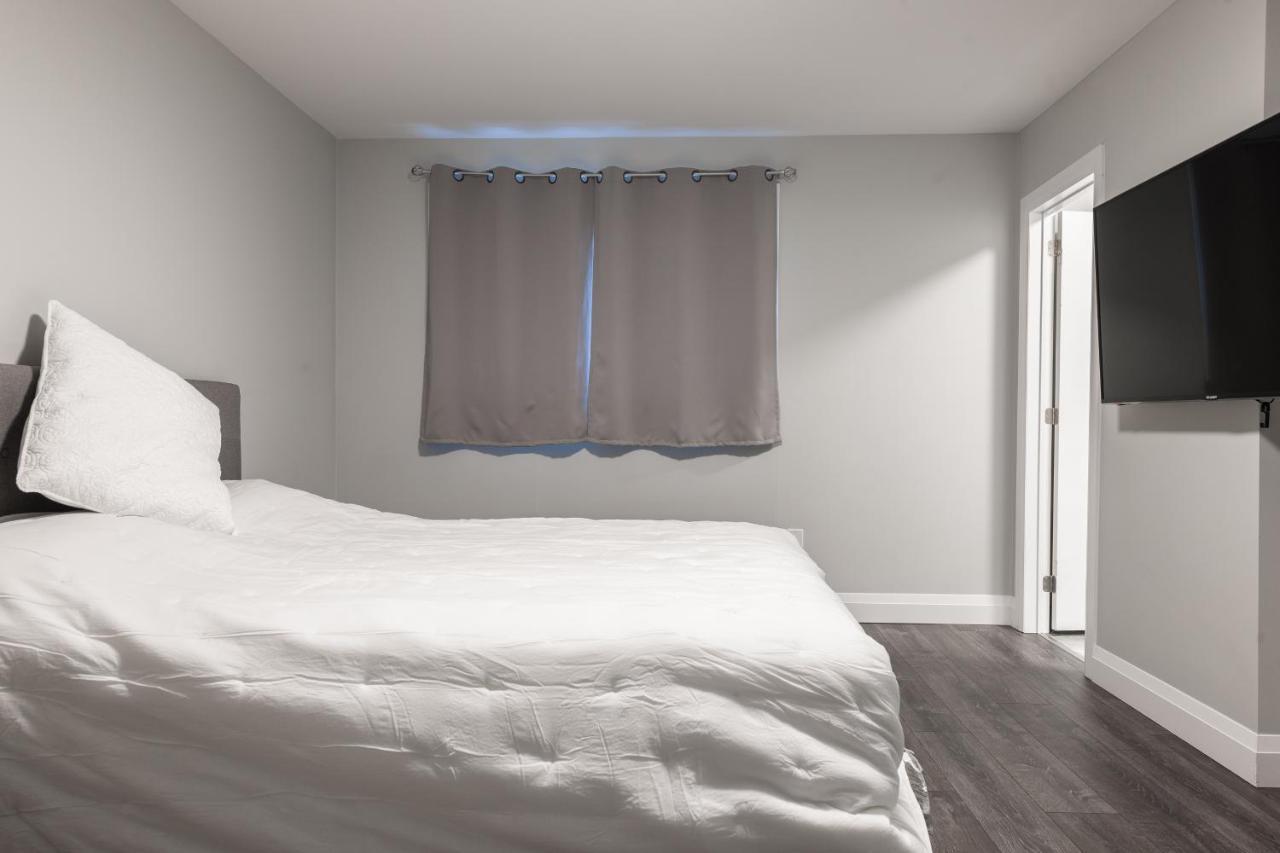 Entire Bachelor Unit En-suite Uptown - E5 Apartment Waterloo