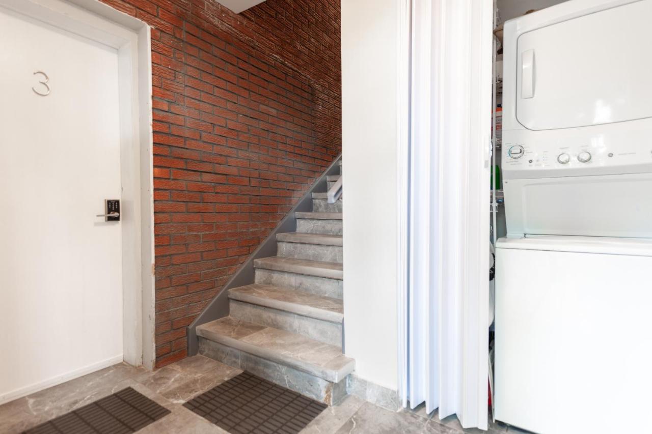 Entire Bachelor Unit En-suite Uptown - E5 Waterloo