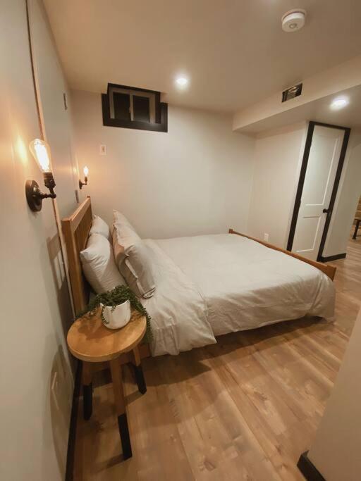 1-bedroom Basement In Uptown *