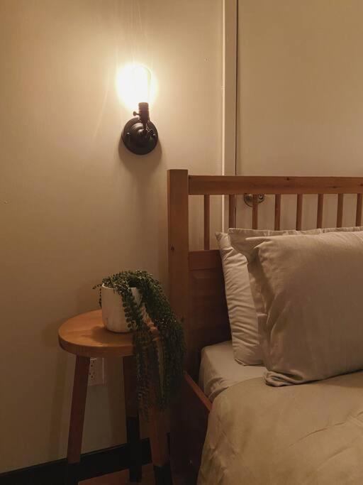 1-bedroom Basement In Uptown
