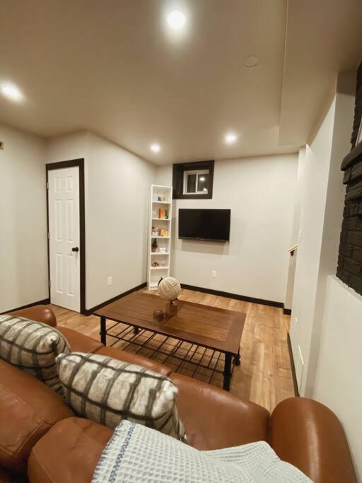 1-bedroom Basement In Uptown * Waterloo
