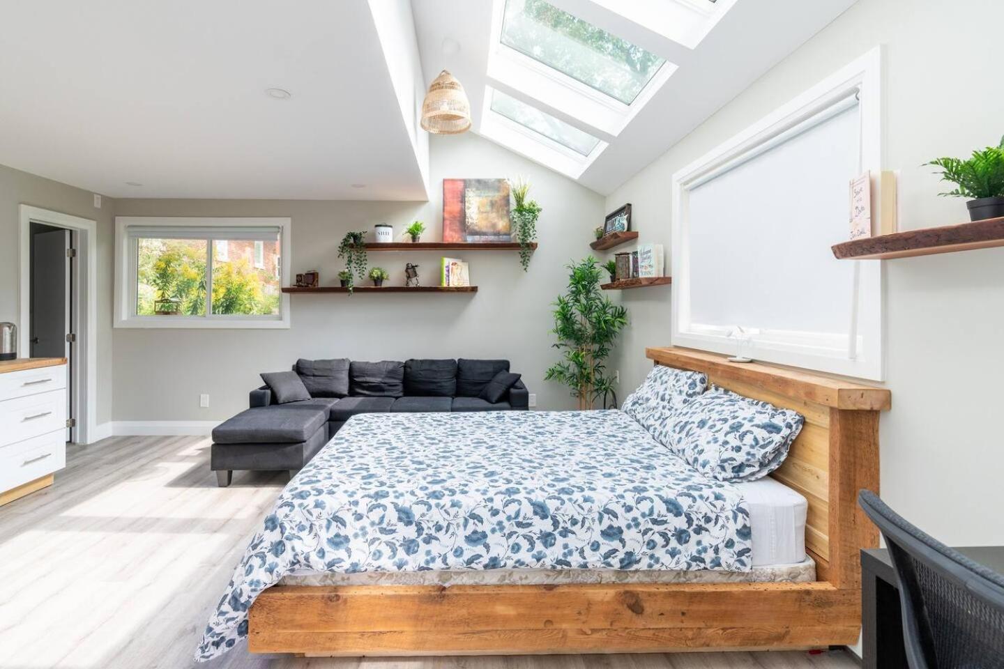 Entire Bachelor Unit En-suite Uptown - E4