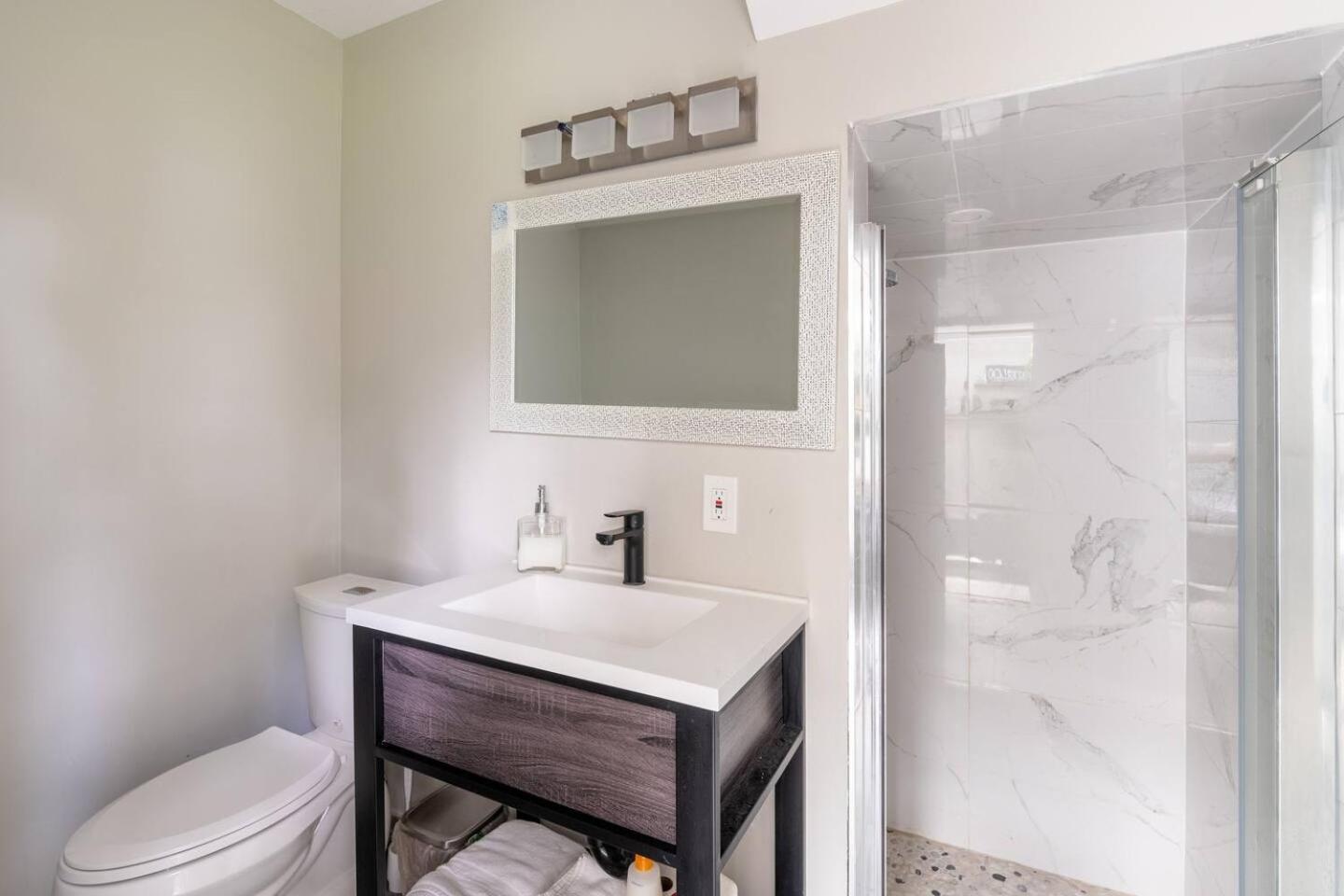 Apartment Entire Bachelor Unit En-suite Uptown - E4 *