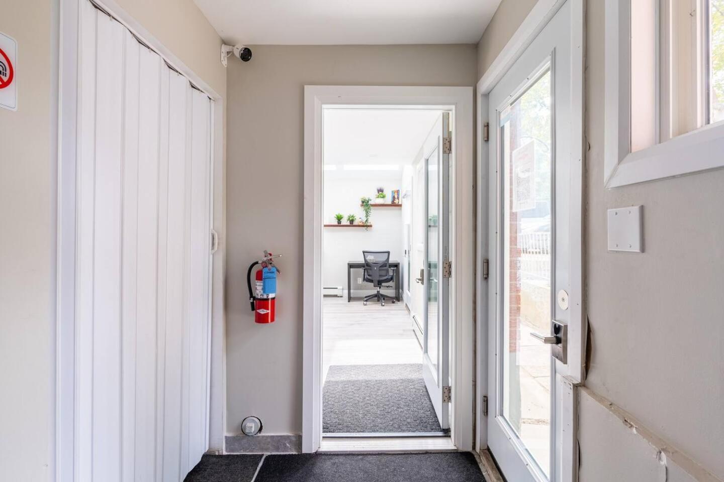 Entire Bachelor Unit En-suite Uptown - E4