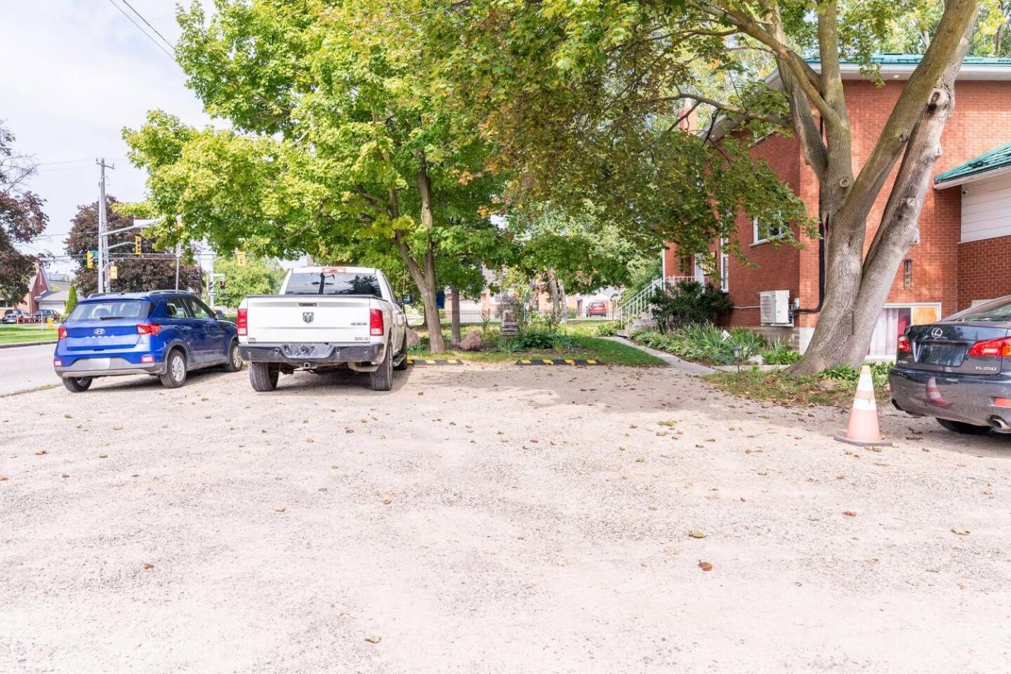 Entire Bachelor Unit En-suite Uptown - E4 Apartment