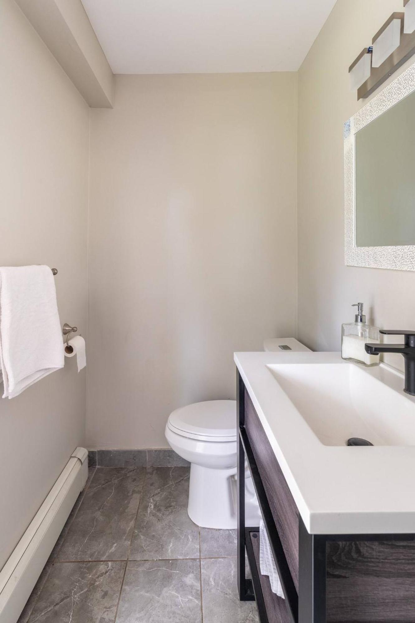 Apartment Entire Bachelor Unit En-suite Uptown - E4