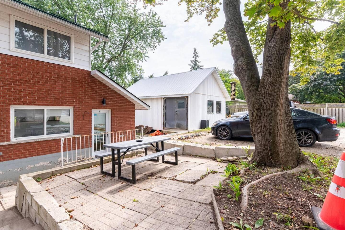 Entire Bachelor Unit En-suite Uptown - E4 Apartment *