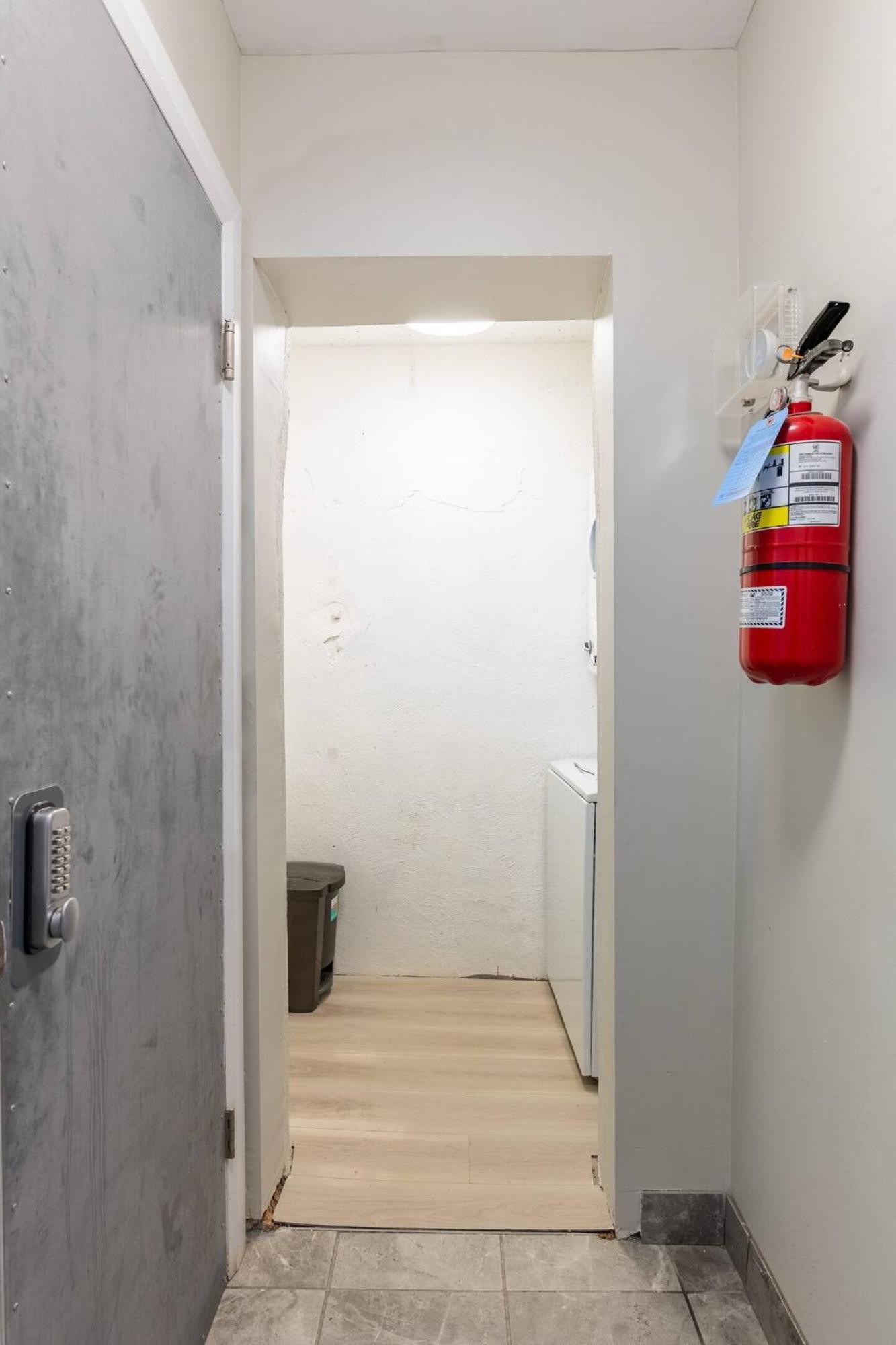 Apartment Entire Bachelor Unit En-suite Uptown - E4 *