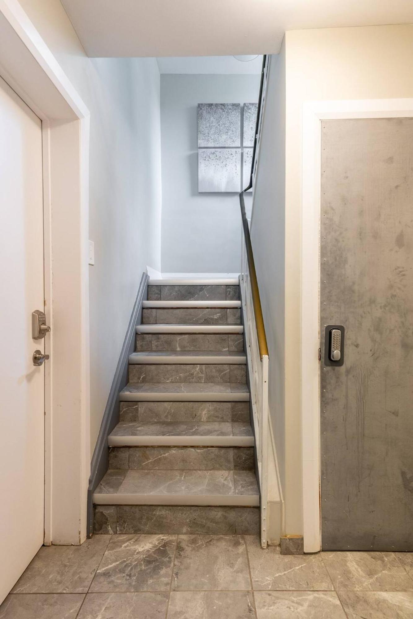 Entire Bachelor Unit En-suite Uptown - E4 Apartment Waterloo
