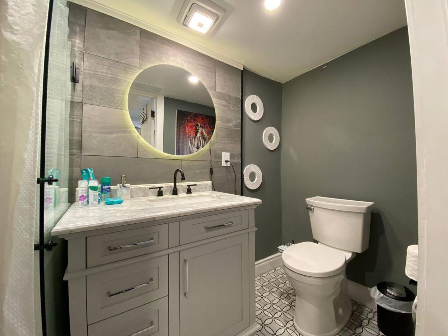 Private 1 Bedroom Near * Waterloo