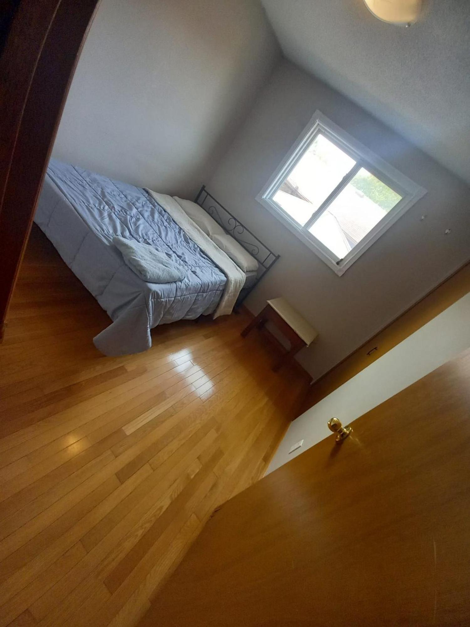 In Waterloo-kitchener-downtown-free Wifi & Parking Homestay Waterloo
