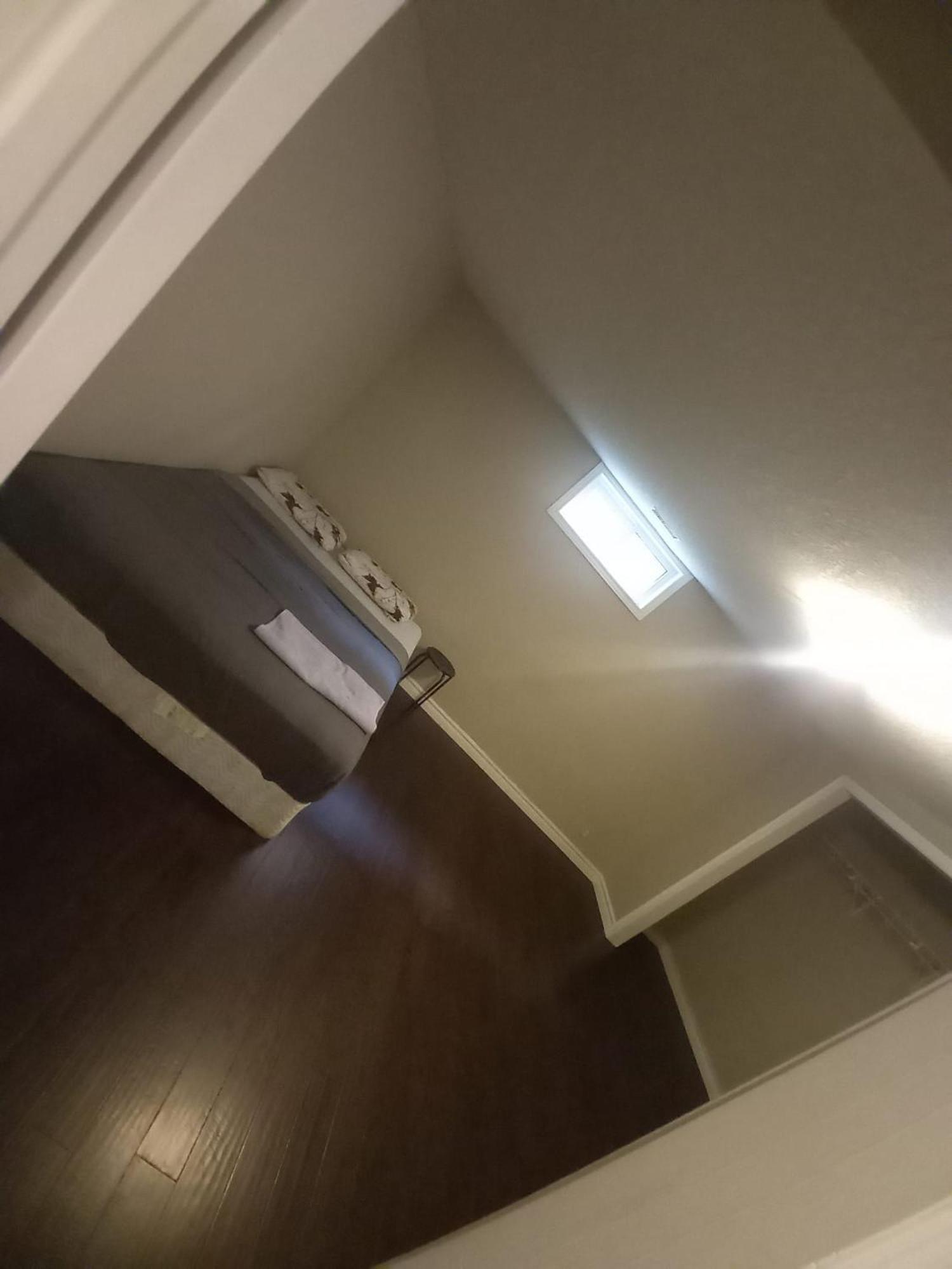In Waterloo-kitchener-downtown-free Wifi & Parking *