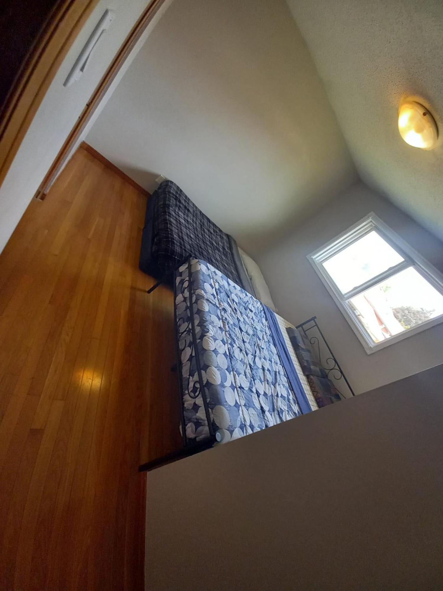 In Waterloo-kitchener-downtown-free Wifi & Parking Waterloo