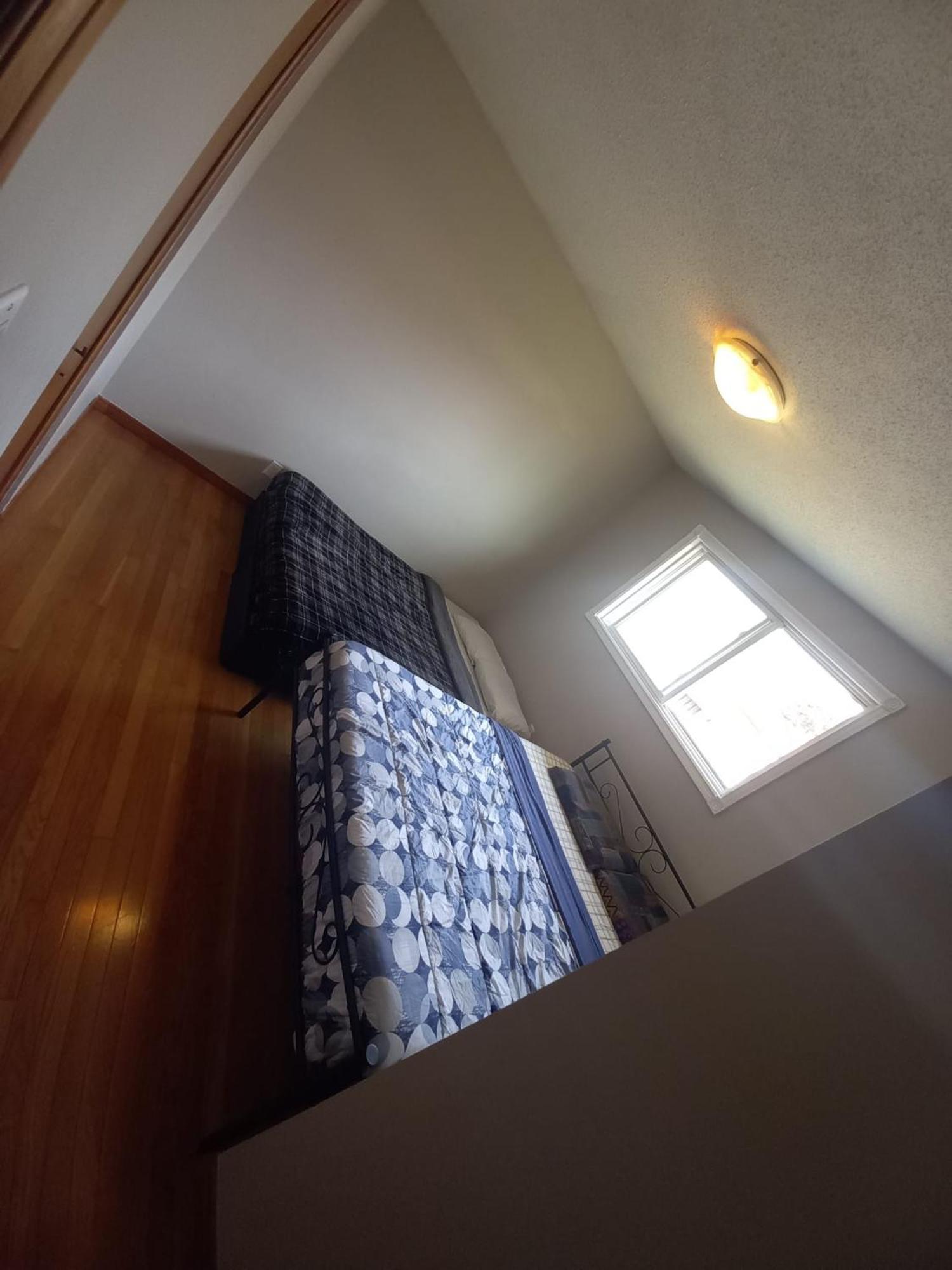 In Waterloo-kitchener-downtown-free Wifi & Parking Homestay *