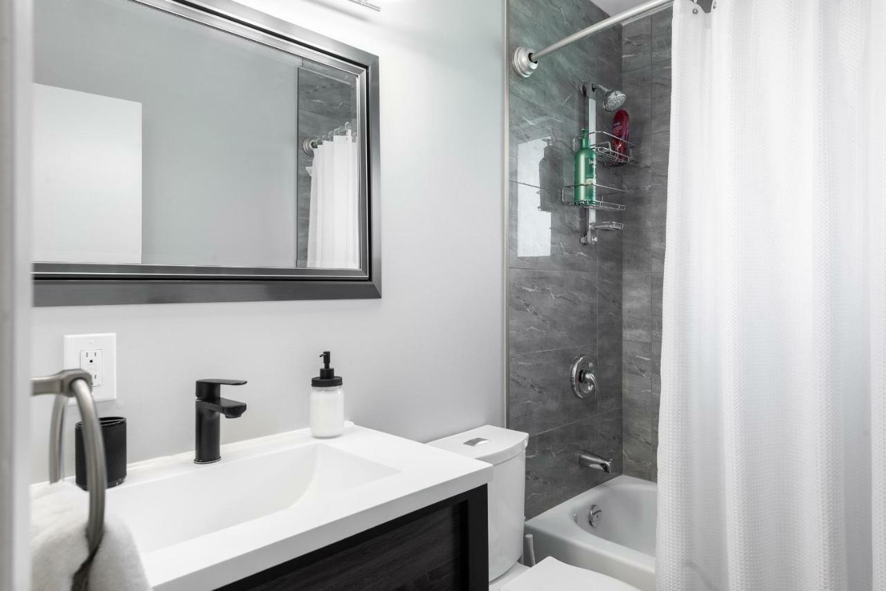 Entire 2 Bedroom Uptown - E3 Apartment *