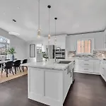 High-Ceiling Home And Relaxing Patio In Waterloo