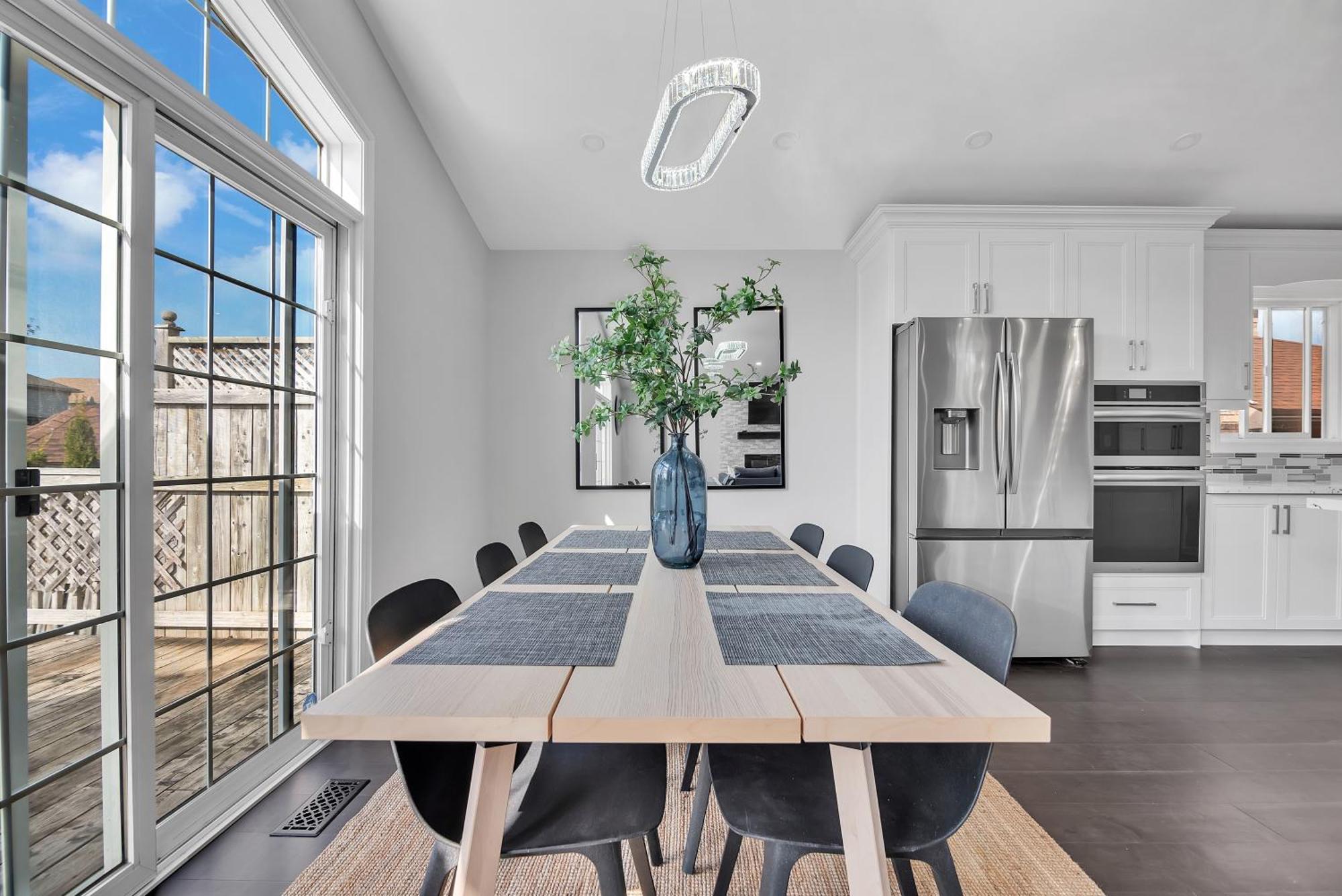 High-ceiling And Relaxing Patio In * Waterloo